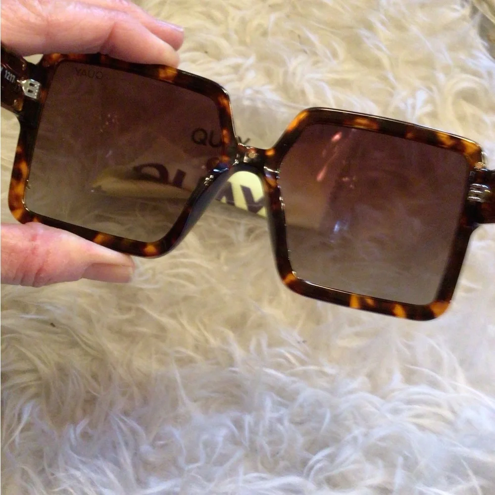 READ SCUFFS Quay Almost ready polarized square Sunnies